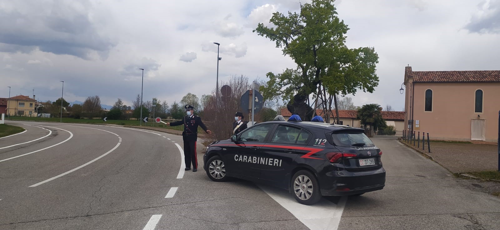 FURTO CON LA TECNICA DELL'ABBRACCIO AI DANNI DI UN 70ENNE A FOSSALTA DI PORTOGRUARO: FERMATE 4 PERSONE, UNA DENUNCIATA